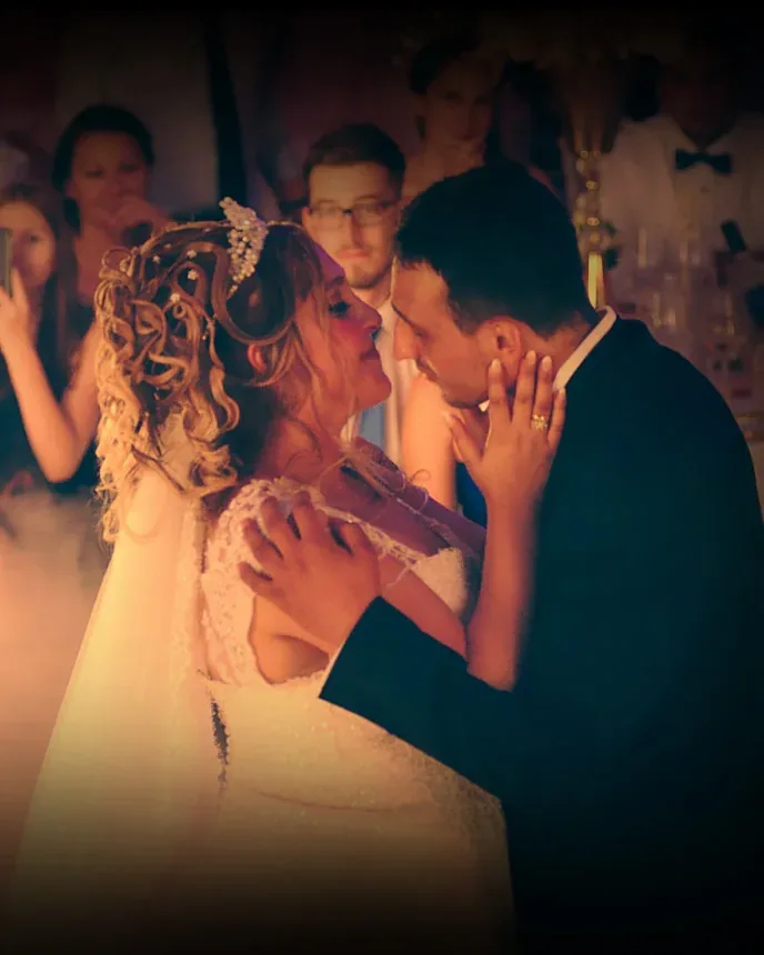Brautpaar beim Hochzeitstanz, daneben eine Funkenfontäne